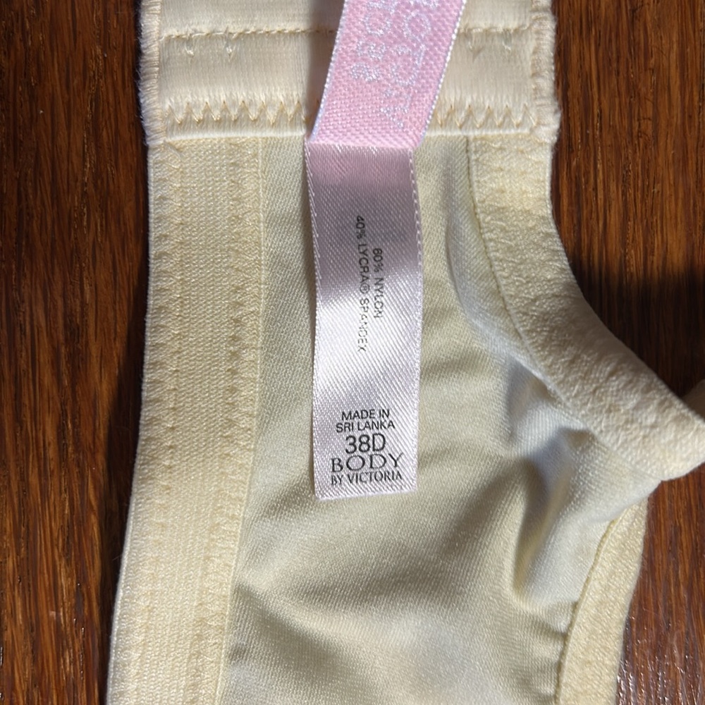 Victoria Secret Body by Victoria Lightly Lined Underwire Cream Bra. Size 38D - Picture 8 of 9